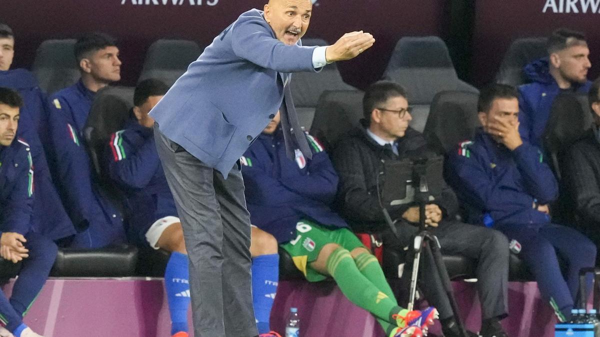 Spalletti imparte instrucciones durante el Italia-Albania.