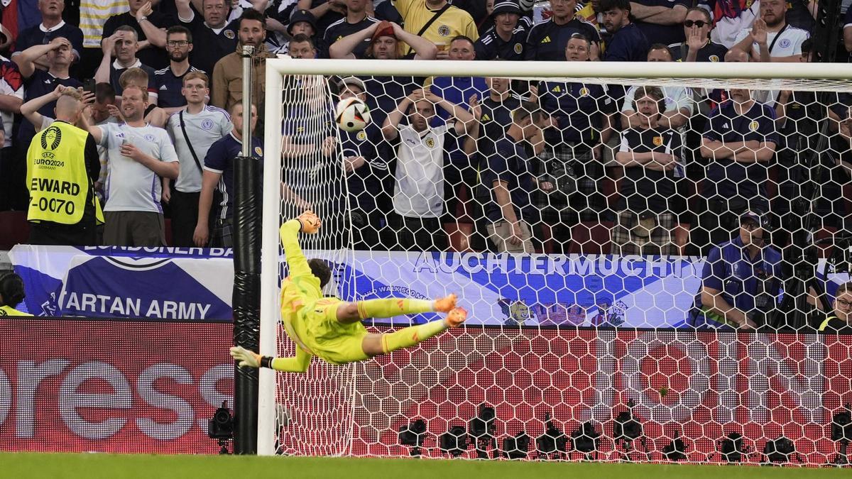 Gunn plonge sans succès pour le ballon inaccessible envoyé par Shaqiri dans le filet.