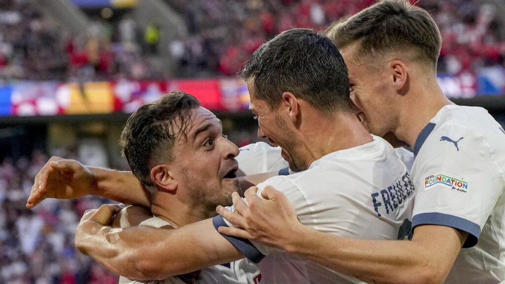 Xhaqiri, a la izquierda, felicitado por sus compañeros por el golazo anotado frente a Escocia.
