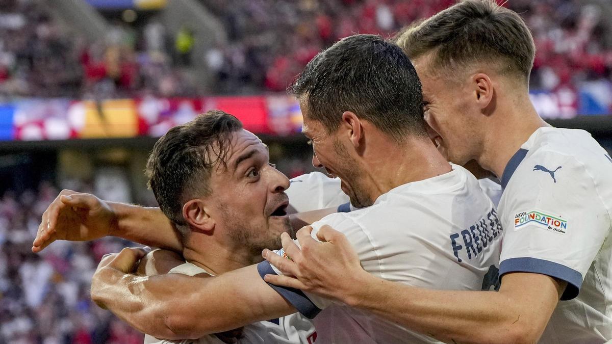 Xhaqiri, a la izquierda, felicitado por sus compañeros por el golazo anotado frente a Escocia.