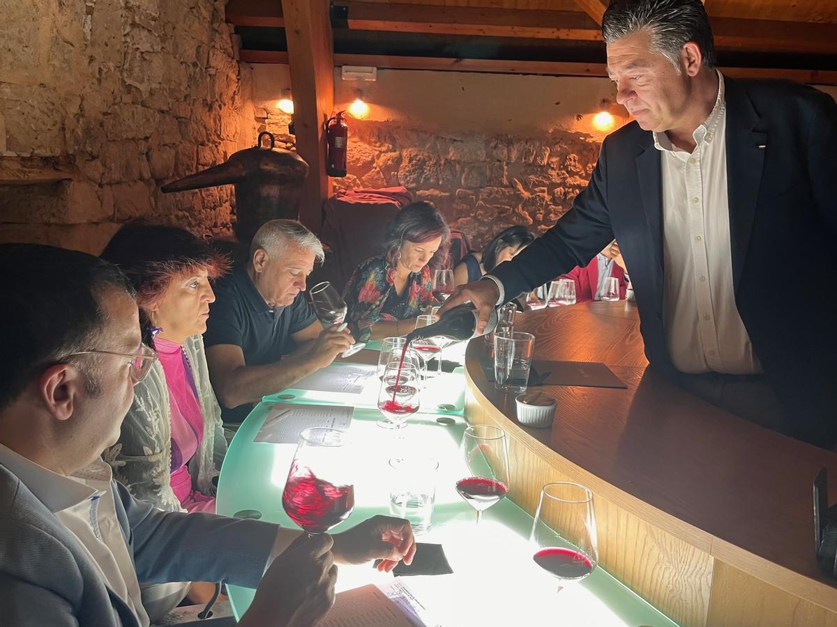 Un professionnel verse le vin d'un des échantillons sélectionnés pour la dégustation