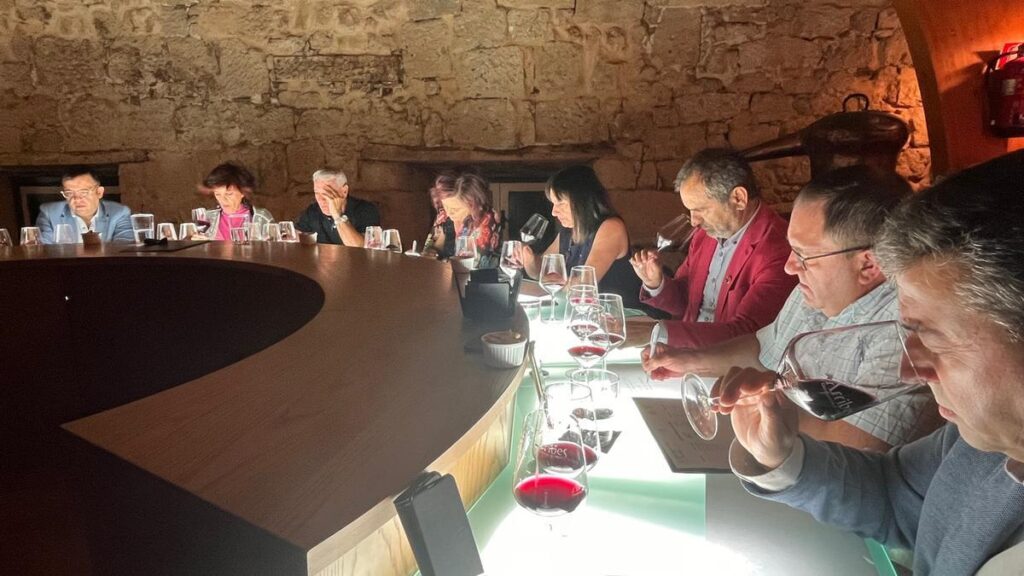 Expertos prueban los vinos elegidos para la cata de calificación de la cosecha