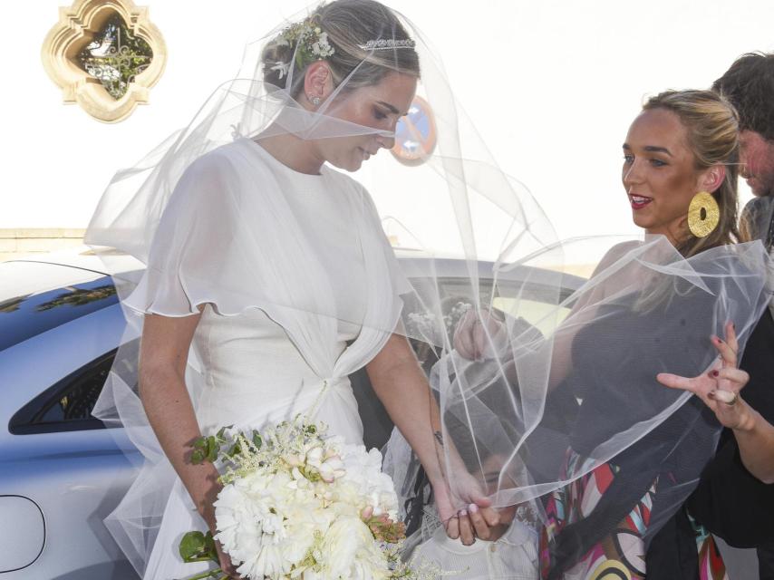 Sibi Montes arrive en voiture au lieu où a lieu son mariage.