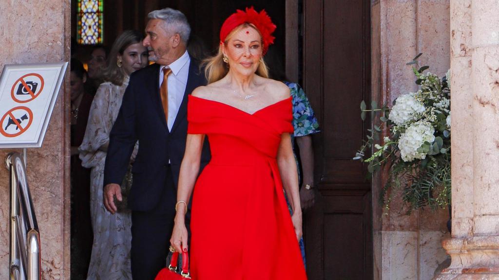 Ana García Obregón, sortant du temple, après le mariage de son neveu Juancho.