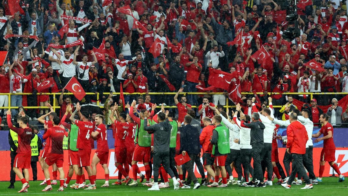 L'équipe turque fait le tour du terrain à Dortmund, après avoir battu la Géorgie.