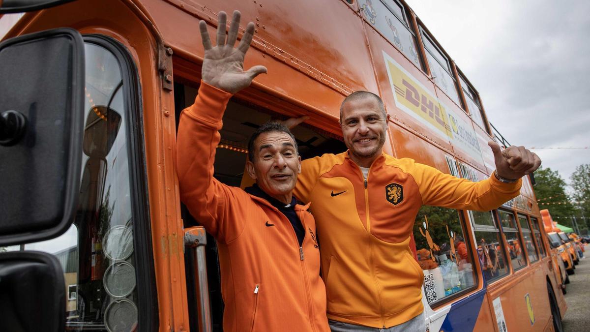 Les anciens joueurs Gerald Vanenburg et Danny Koevermans, à la tête d'une caravane de voitures vers Hambourg.