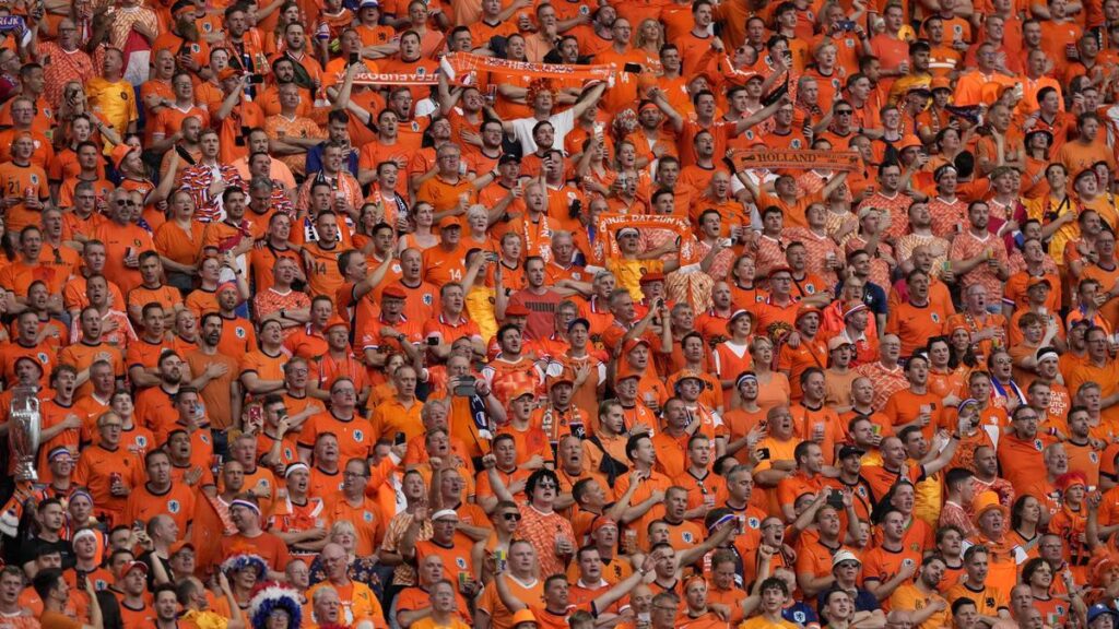 Imagen de una grada poblada de aficionados neerlandeses en el Países Bajos-Francia.