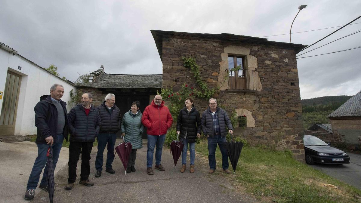 El grupo de vecinos de la localidad de Berlanga (León), encabezados por Juan Carlos Alonso (C), recopilan palabras típicas de la zona para la publicación de un diccionario