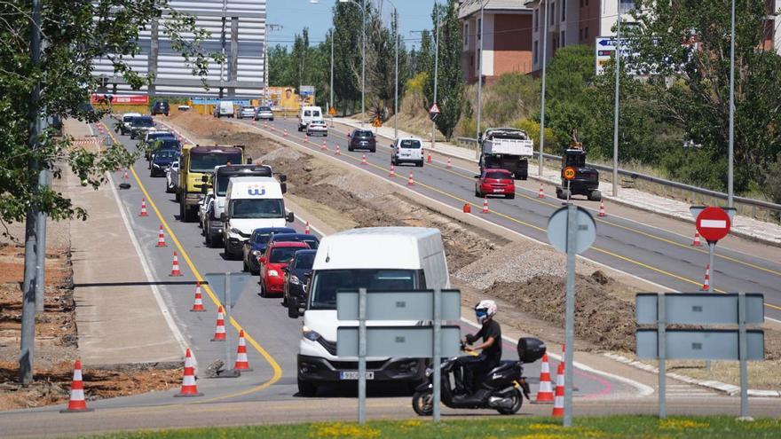Colas de vehículos en Cardenal Cisneros, entre las rotondas del Centro Comercial Valderaduey y la del Sancho, con motivo de las obras de humanización de las travesías.