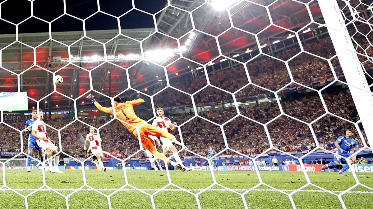 Livakovic ne parvient pas à atteindre le tir parabolique de Zaccagni qui porte le score à 1-1.