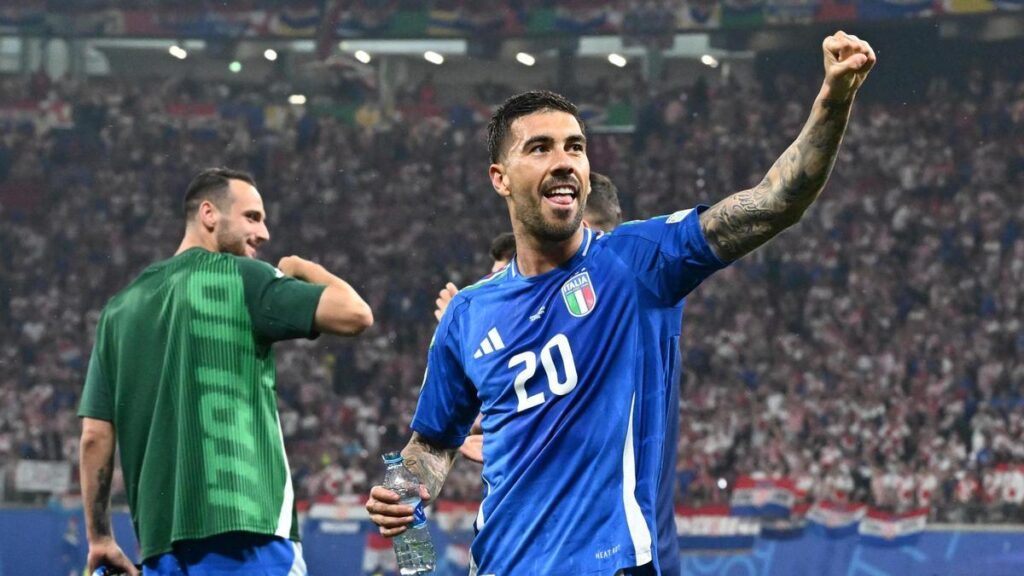 Mattia Zaccagni saluda a los aficionados italianos.
