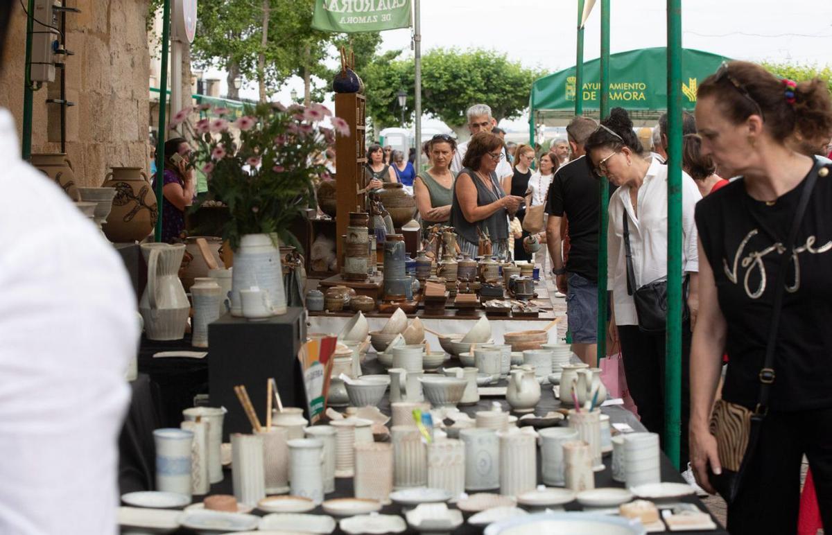 Le public observe certains objets artisanaux. | Ana Burrieza
