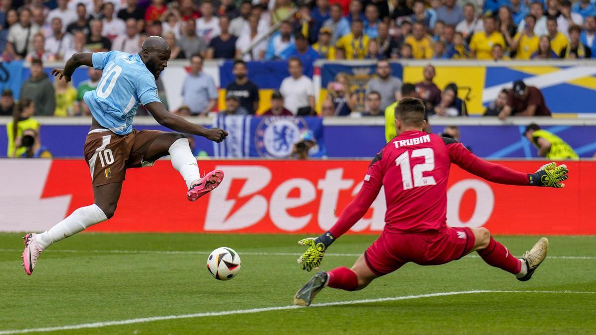 Le cadre de Lukaku rumata Trubin lors de l'Ukraine-Belgique.