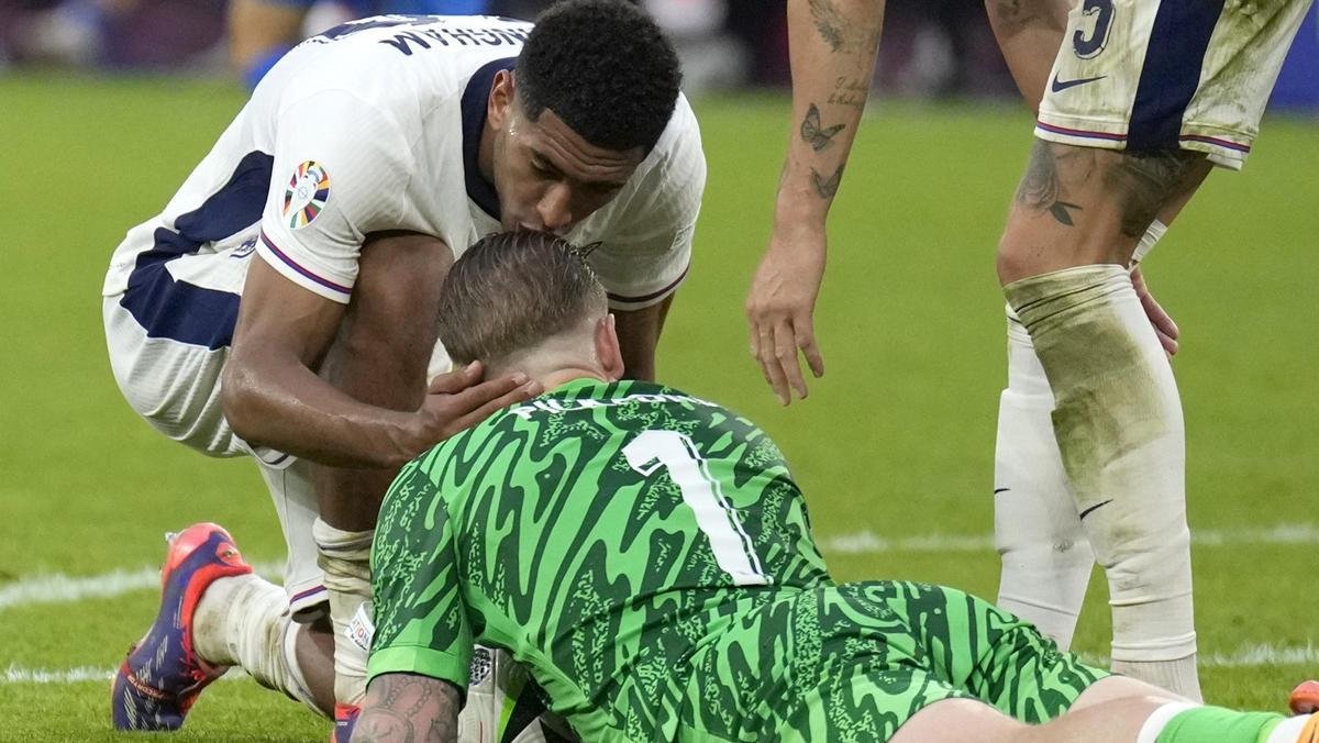 Bellingham embrasse Pickford après un arrêt en prolongation.