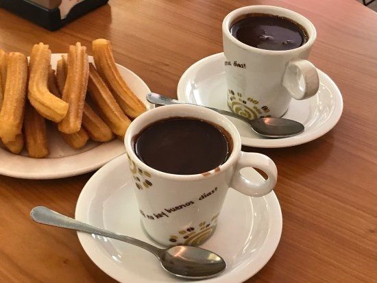 El chocolate con churros es un manjar d ela gastronomía española