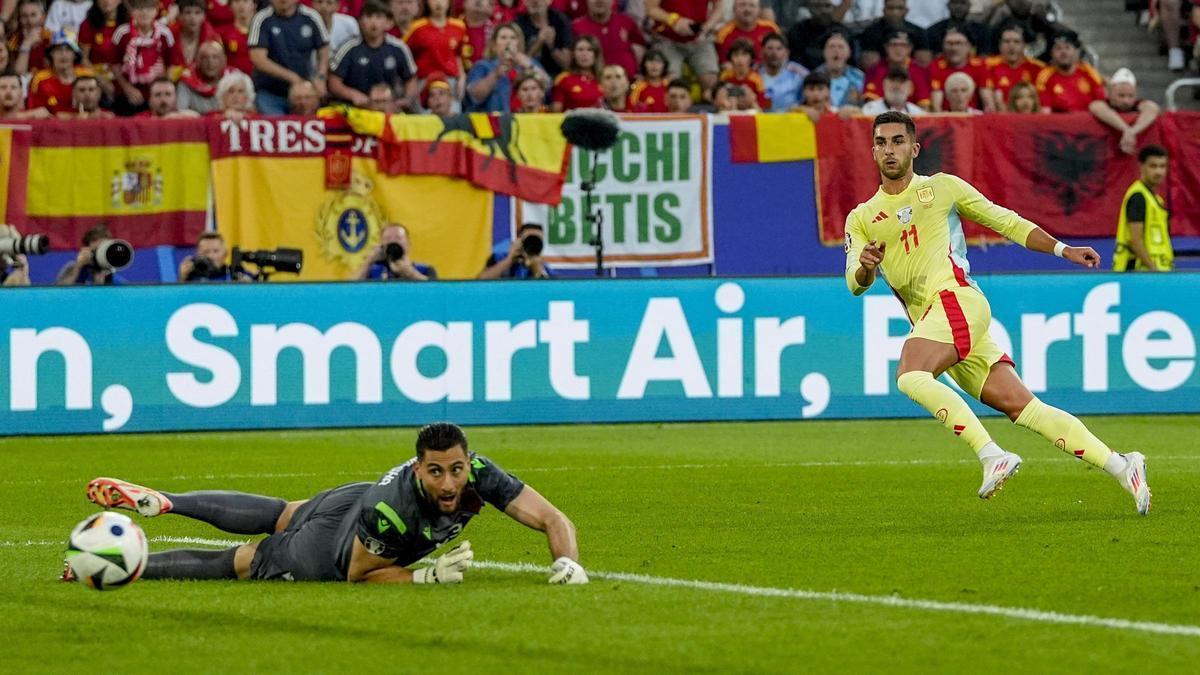 Ferran Torres anota con la pierna izquierda el 0-1 ante Albania.