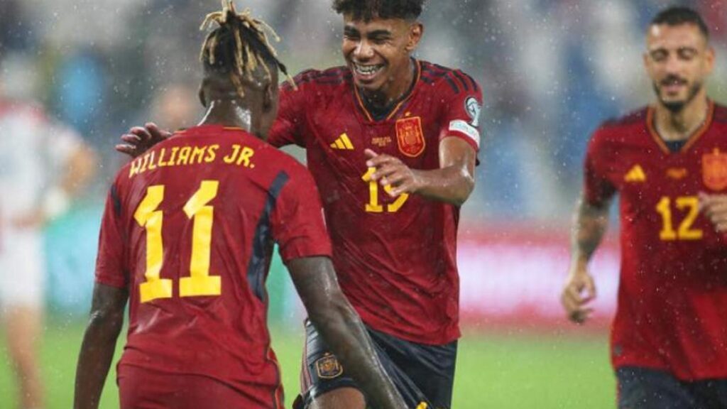 Lamine celebra con Nico Williams su gol ante Georgia en Tiblisi el día de su debut