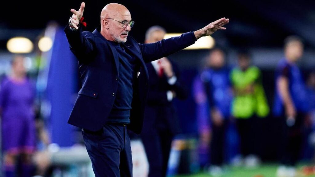 Luis de la Fuente hace una indicación a sus jugadores durante el partido ante Albania