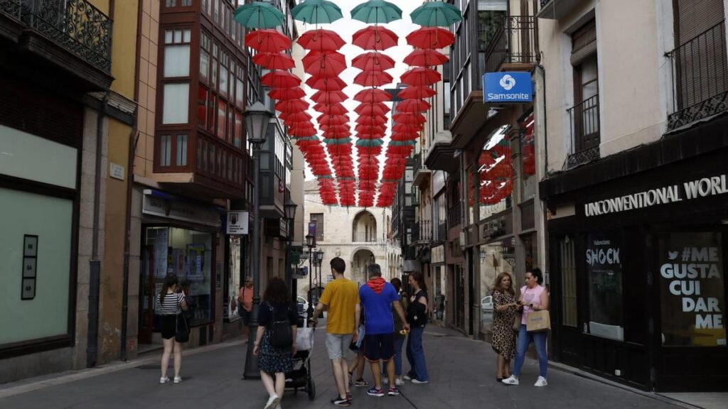 Paraguas decorativos en la calle Renova. Fiestas de San Pedro.