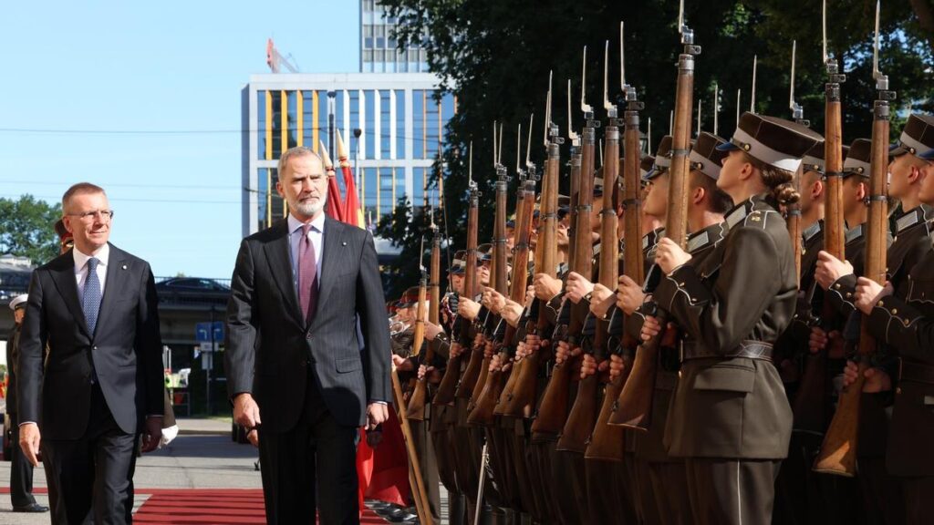 Felipe VI, este martes, al ser recibido por el presidente de Letonia, Edgar Rinkevics, en el Castillo de Riga.