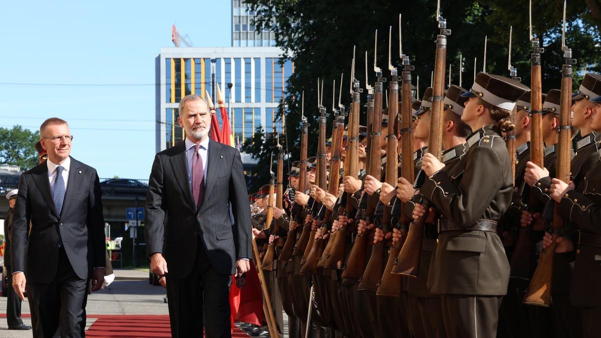 Felipe VI, este martes, al ser recibido por el presidente de Letonia, Edgar Rinkevics, en el Castillo de Riga.