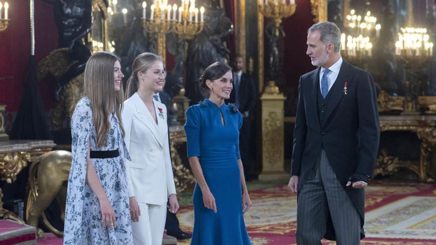 Archivo - (I-D) La Infanta Sofía, la Princesa Leonor, la Reina Letizia y el Rey Felipe VI, durante el besamanos con ocasión del Juramento de la Constitución de la Princesa Leonor, a 31 de octubre de 2023