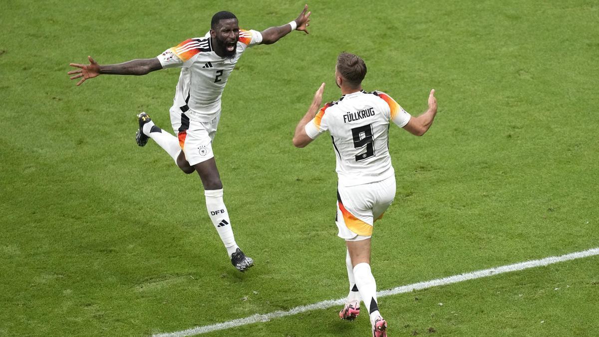 Niclas Fullkrug, delantero de Alemania, celebra el gol del empate con Rudiger.