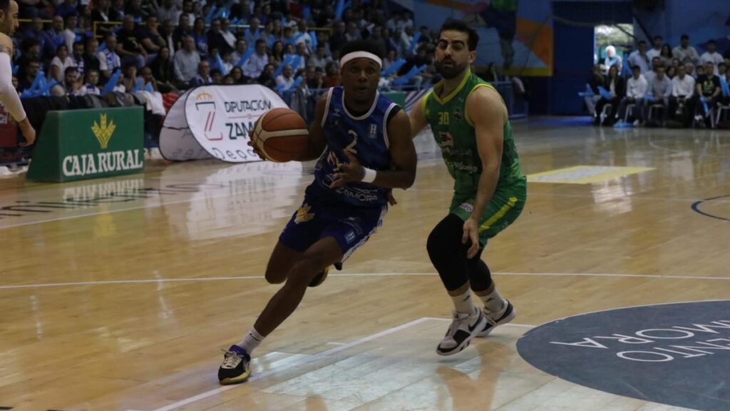 Powell, con el balón, durante un encuentro en el Ángel Nieto