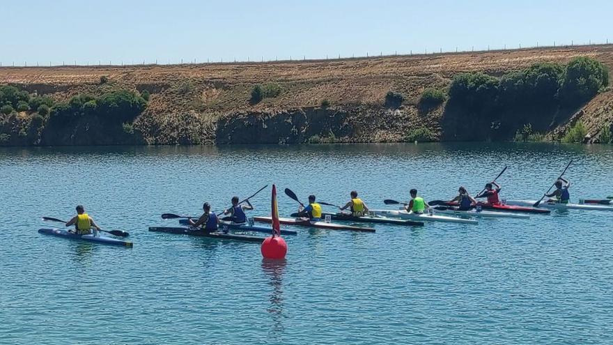 Imagen de la salida de una de las regatas celebradas en el Campeonato Regional de Primavera disputado en San Vicente de la Cabeza.