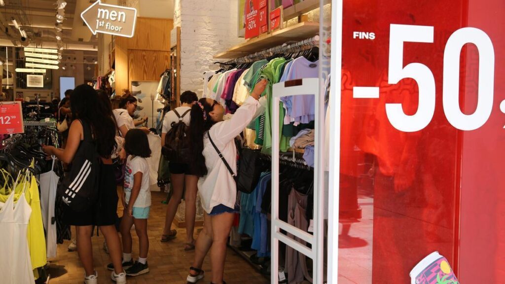 Una tienda anunciando sus rebajas de verano en una imagen de archivo.