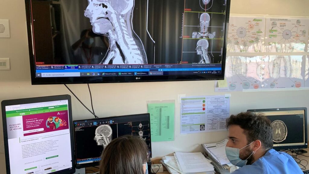 Imagen de dos médicos del Centro Andaluz de Teleictus (CATI).