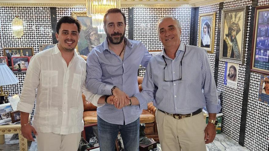 Aldama y Javier Páez, tras  firmar ante notario.