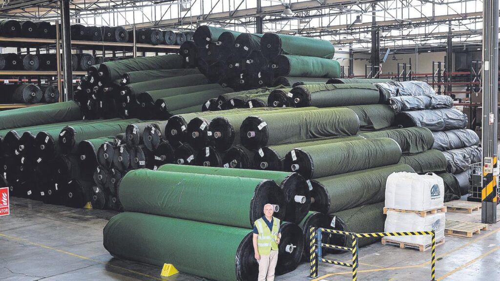 El director de Doménech Hermanos, Frederic Rasschaert, junto a bobinas de césped artificial.