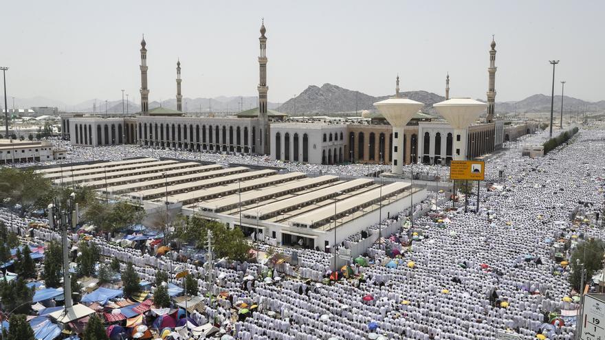 Fotografía de archivo en la que aparecen fieles musulmanes mientras rezan en los alrededores de la mezquita de Namrah, en Arafat durante su peregrinaje a La Meca, cerca de la ciudad santa, en Arabia Saudí.