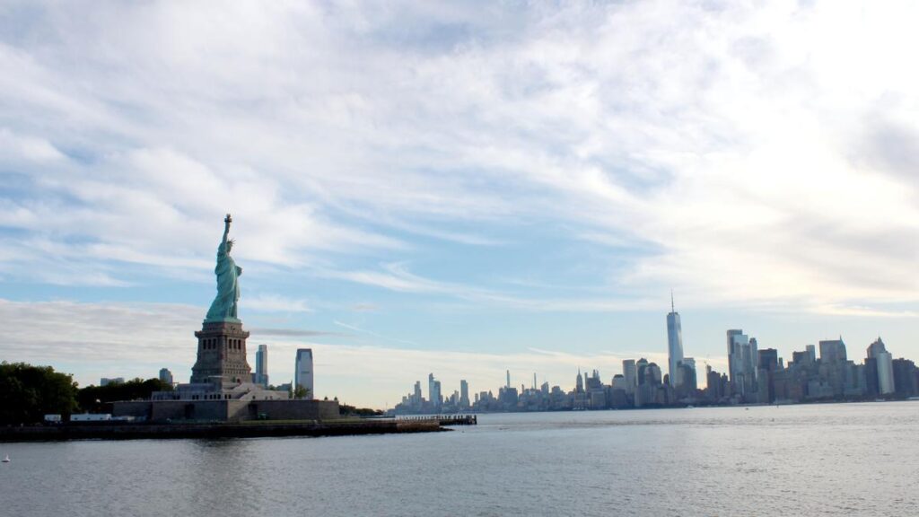 La Estatua de la Libertad y el horizonte de Manhattan.