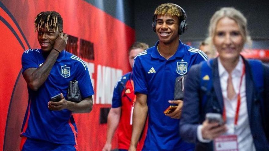 Nico y Lamine salen de un partido amistoso de España