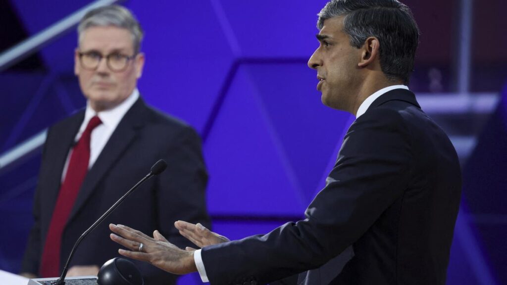 El primer ministro británico, Rishi Sunak, y el líder del partido laborista de la oposición, Keir Starmer, a la izquierda, participan en el Debate del Primer Ministro de la BBC, en Nottingham, Inglaterra, el miércoles 26 de junio de 2024.