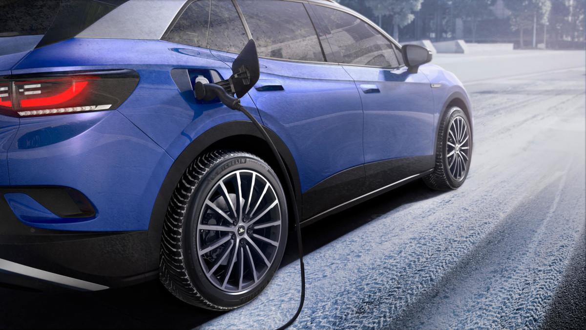 Un véhicule électrique n’a pas besoin de pneus spécifiques, mais résistants