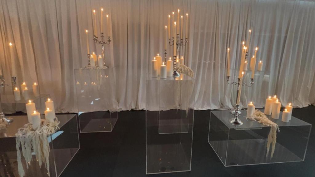 Les bougies qui ornaient la table à l'entrée du banquet