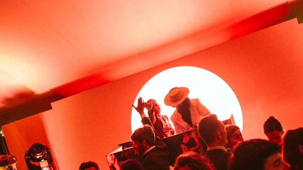 DJ Paco Colombás a joué juste devant le soleil rougeâtre