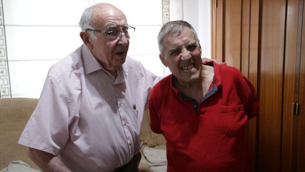 Alejandro Moreno y Julian, voluntario y usuario del programa en Morales del Vino.