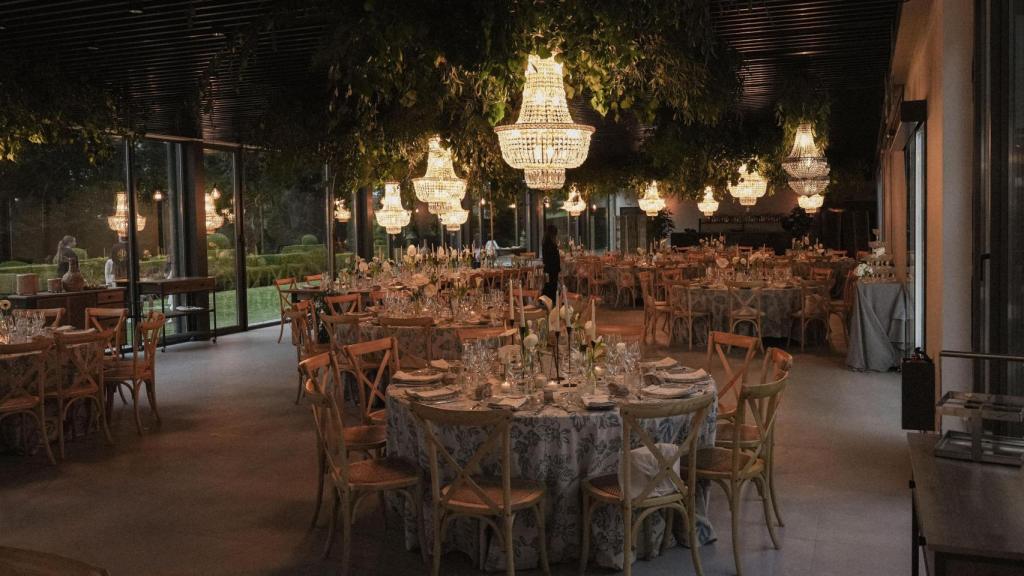 L'intérieur de la salle de banquet Xaz, décoré de lustres et de jardin suspendu