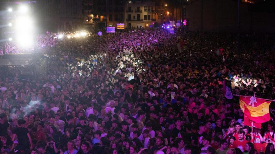 La orquesta Panorama reventó la avenida de la Feria, donde se situó el escenario.