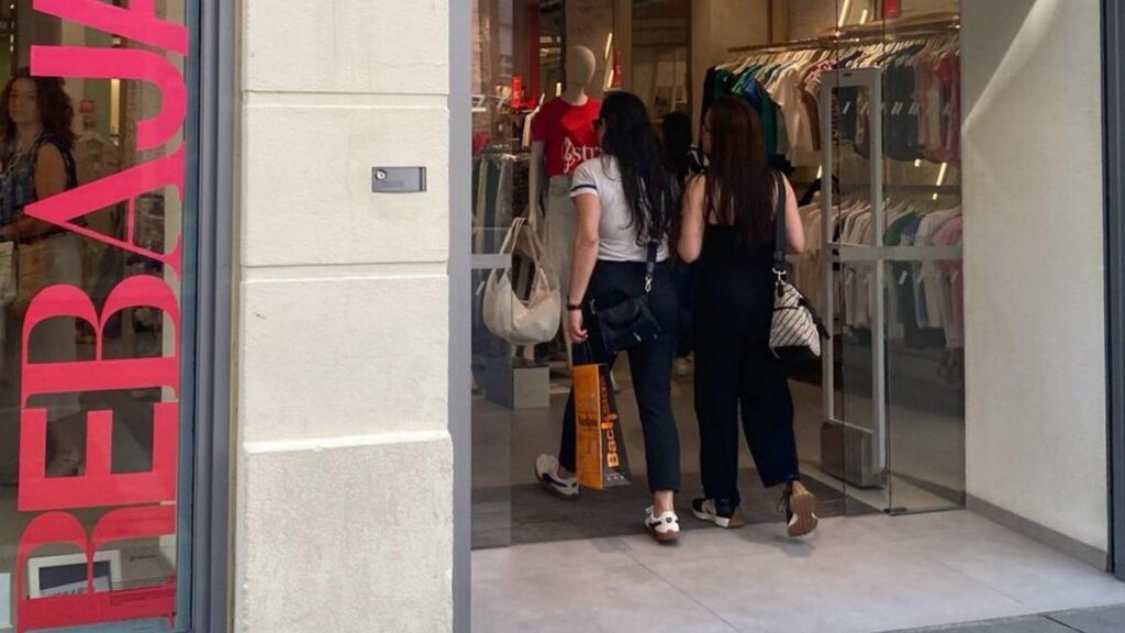 Varias personas entran a un comercio en Zamora.