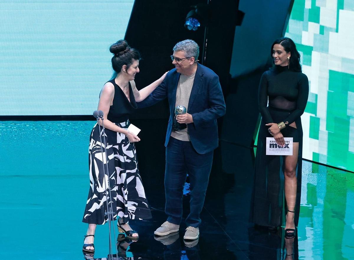 Raquel García Tomás reçoit le prix Max de la meilleure composition musicale pour un spectacle sur scène pour « Alegina B. » des mains de Pedro Guerra et Chanel.