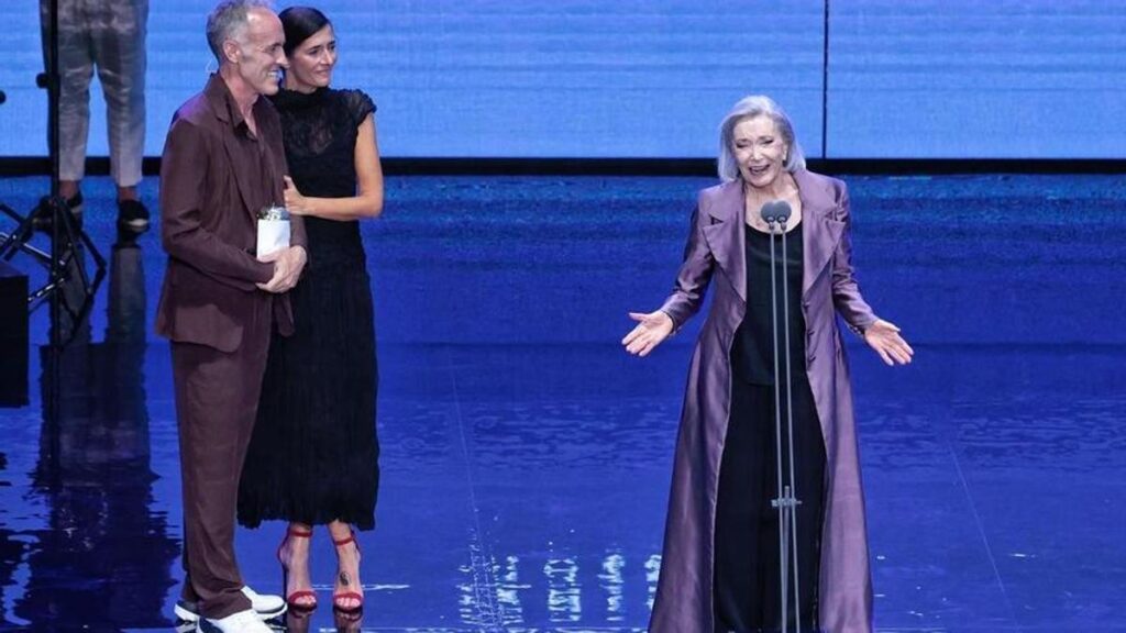 Núria Espert recibe el Premio Max de Honor ante la mirada del director Miguel del Arco y Bárbara Lluch, nieta de la Espert.