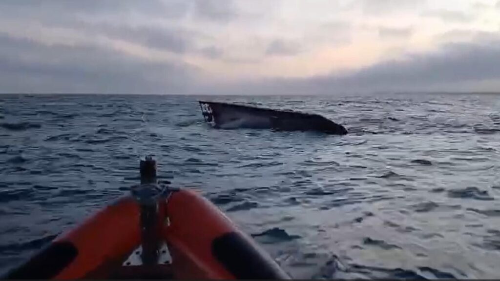 El pesquero se hundió a una milla de la costa de Leiría.