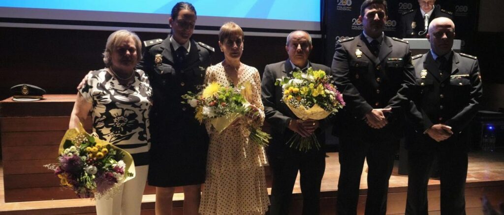 Familiares de los tres zamoranos asesinatos por la banda terrorista ETA, reciben el homenaje.