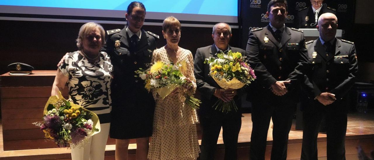 Familiares de los tres zamoranos asesinatos por la banda terrorista ETA, reciben el homenaje.