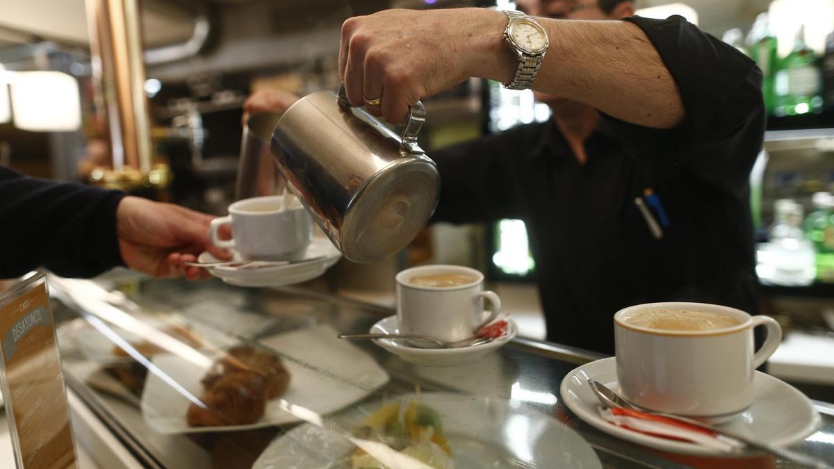 Un camarero sirve un café.